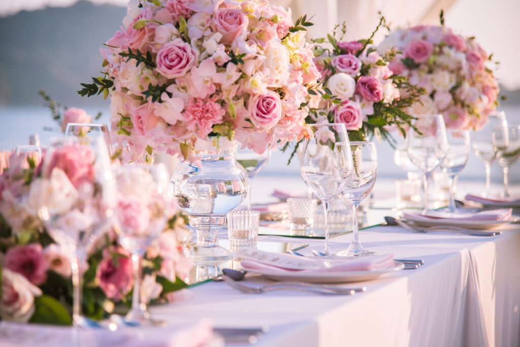 création d'un dessus de table lors d'un mariage de luxe et de belles fleurs sur la table